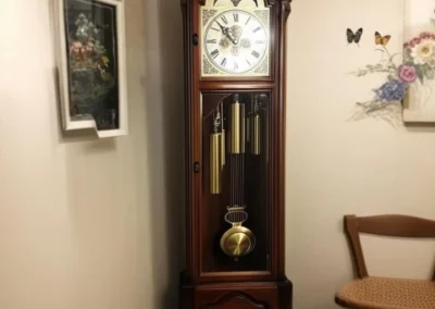 Réparation horloge ancienne en bois