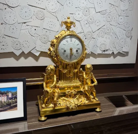 Comparatif entre un bon emplacement pour une horloge ancienne et des zones à éviter près d’un radiateur, d’une fenêtre ou d’une source d’humidité