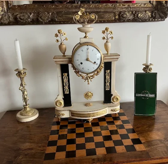 Infographie présentant les règles pour nettoyer, protéger, lubrifier et faire réviser une horloge ancienne