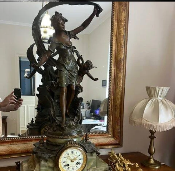 Infographie présentant les étapes pour mettre à l’heure, régler le balancier, contrôler le battement et synchroniser la sonnerie d’une horloge ancienne