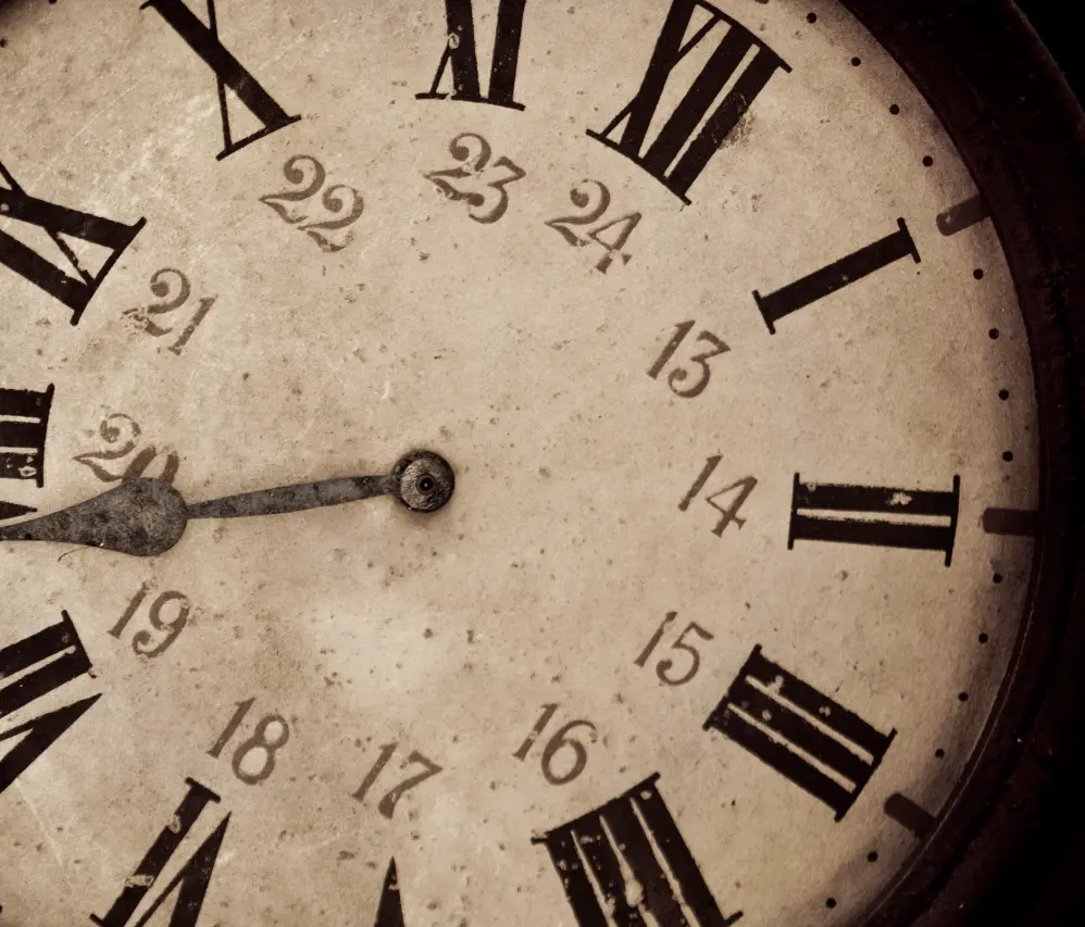 Infographie détaillant les étapes pour retirer le balancier, protéger les poids et emballer une horloge ancienne