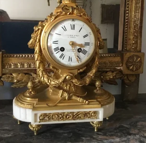 Dépoussiérage prudent du mouvement d’une horloge ancienne avec un pinceau doux d’horloger